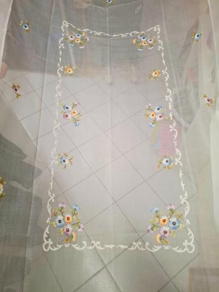 TOVAGLIA ORGANZA BIANCA FIORI RICAMATI COLORATI + 8 TOVAGLIOLI