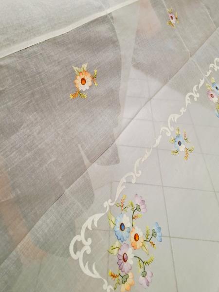 TOVAGLIA ORGANZA BIANCA FIORI RICAMATI COLORATI + 8 TOVAGLIOLI
