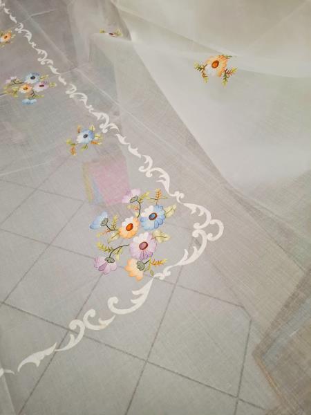 TOVAGLIA ORGANZA BIANCA FIORI RICAMATI COLORATI + 8 TOVAGLIOLI