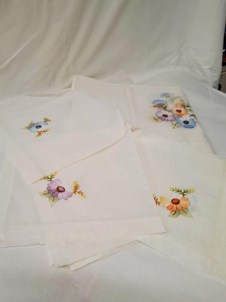 TOVAGLIA ORGANZA BIANCA FIORI RICAMATI COLORATI + 8 TOVAGLIOLI