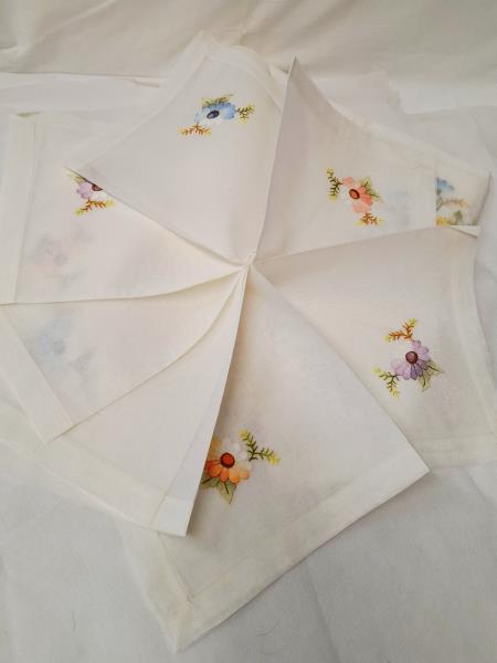 TOVAGLIA ORGANZA BIANCA FIORI RICAMATI COLORATI + 8 TOVAGLIOLI