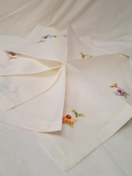 TOVAGLIA ORGANZA BIANCA FIORI RICAMATI COLORATI + 8 TOVAGLIOLI