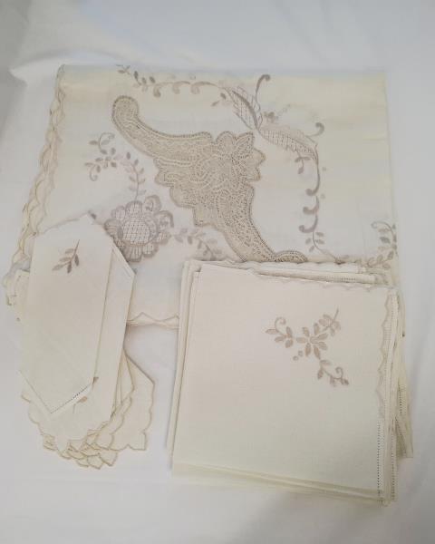 TOVAGLIA RETTANGOLARE BEIGE X 11 TOVAGLIOLI  PIZZO E RICAMO A MANO