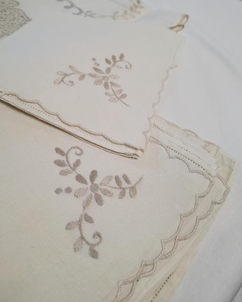 TOVAGLIA RETTANGOLARE BEIGE X 11 TOVAGLIOLI  PIZZO E RICAMO A MANO