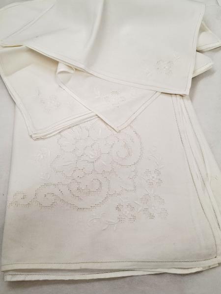 TOVAGLIA RETTANGOLARE BIANCA SFILATO E RICAMI ORLO A GIORNO + 12 TOVAGLIOLI