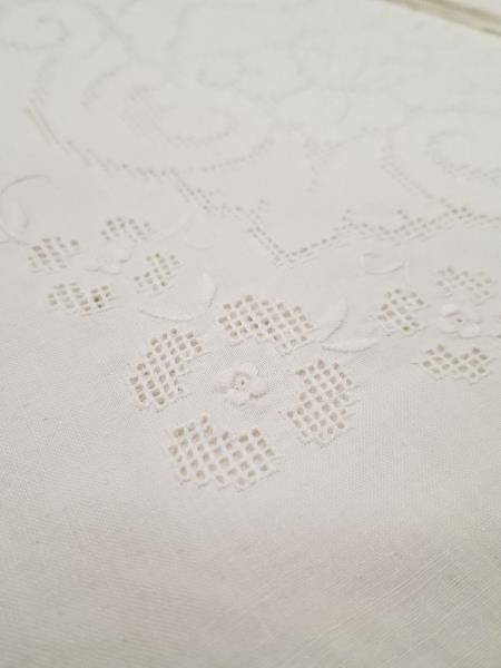 TOVAGLIA RETTANGOLARE BIANCA SFILATO E RICAMI ORLO A GIORNO + 12 TOVAGLIOLI