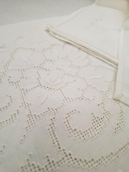 TOVAGLIA RETTANGOLARE BIANCA SFILATO E RICAMI ORLO A GIORNO + 12 TOVAGLIOLI