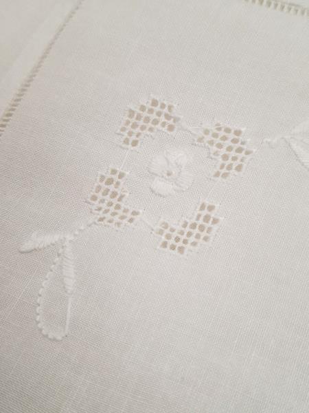 TOVAGLIA RETTANGOLARE BIANCA SFILATO E RICAMI ORLO A GIORNO + 12 TOVAGLIOLI