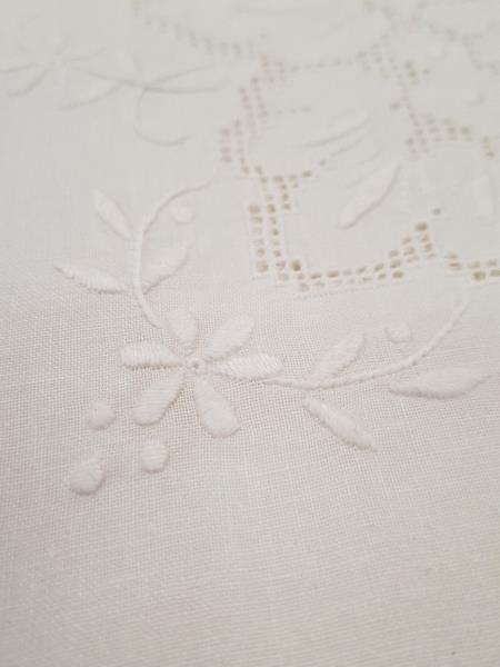 TOVAGLIA RETTANGOLARE BIANCA SFILATO E RICAMI ORLO A GIORNO + 12 TOVAGLIOLI