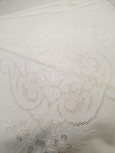 TOVAGLIA RETTANGOLARE BIANCA SFILATO E RICAMI ORLO A GIORNO + 12 TOVAGLIOLI