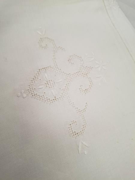 TOVAGLIA RETTANGOLARE BIANCA SFILATO E RICAMI ORLO A GIORNO + 12 TOVAGLIOLI