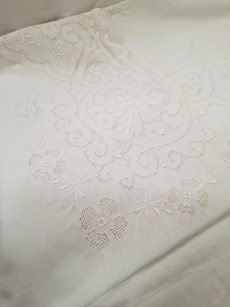 TOVAGLIA RETTANGOLARE BIANCA SFILATO E RICAMI ORLO A GIORNO + 12 TOVAGLIOLI