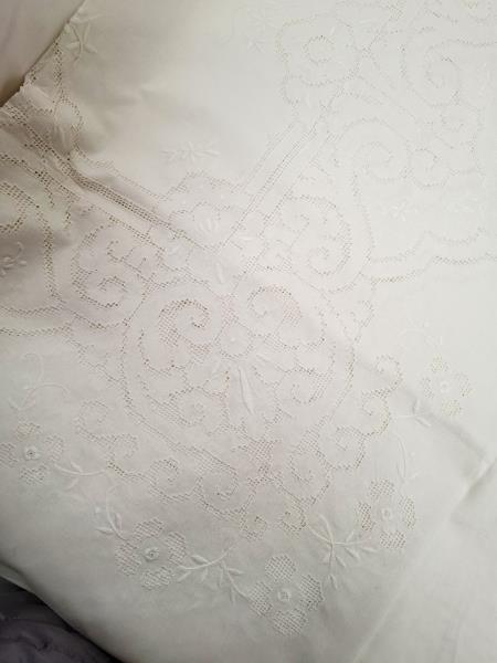 TOVAGLIA RETTANGOLARE BIANCA SFILATO E RICAMI ORLO A GIORNO + 12 TOVAGLIOLI