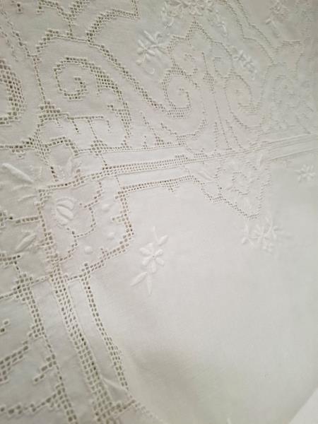 TOVAGLIA RETTANGOLARE BIANCA SFILATO E RICAMI ORLO A GIORNO + 12 TOVAGLIOLI