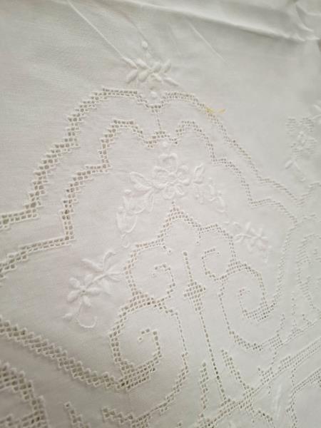 TOVAGLIA RETTANGOLARE BIANCA SFILATO E RICAMI ORLO A GIORNO + 12 TOVAGLIOLI