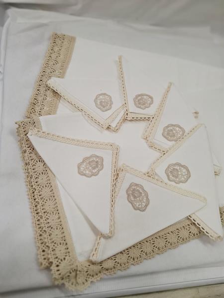 TOVAGLIA RETTANGOLARE TELA GREZZA BORDO UNCINETTO E 6 TOVAGLIOLI RICAMO