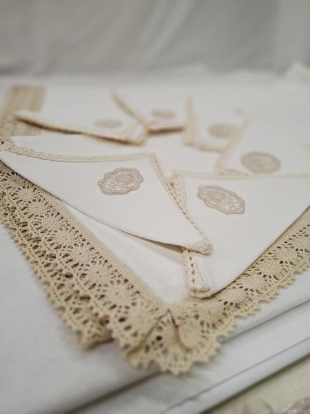 TOVAGLIA RETTANGOLARE TELA GREZZA BORDO UNCINETTO E 6 TOVAGLIOLI RICAMO