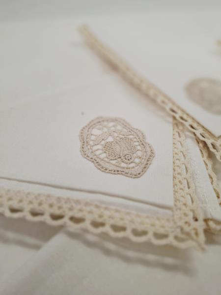 TOVAGLIA RETTANGOLARE TELA GREZZA BORDO UNCINETTO E 6 TOVAGLIOLI RICAMO