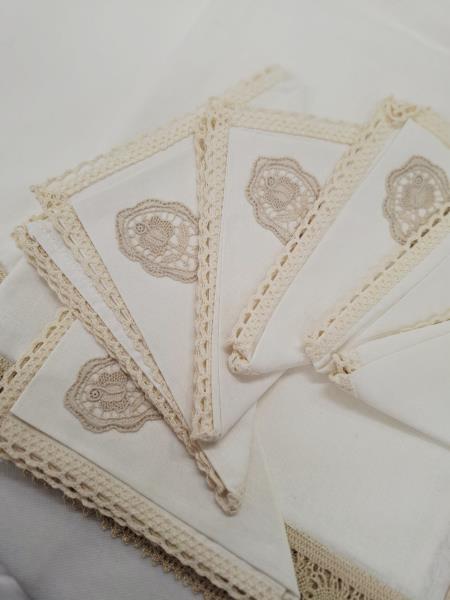 TOVAGLIA RETTANGOLARE TELA GREZZA BORDO UNCINETTO E 6 TOVAGLIOLI RICAMO