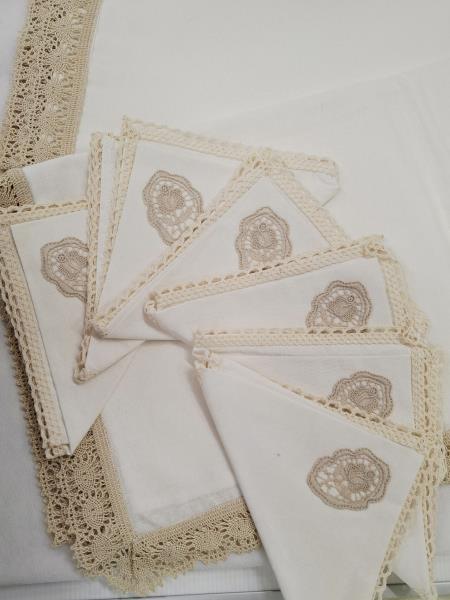 TOVAGLIA RETTANGOLARE TELA GREZZA BORDO UNCINETTO E 6 TOVAGLIOLI RICAMO