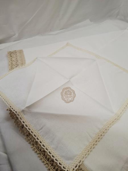 TOVAGLIA RETTANGOLARE TELA GREZZA BORDO UNCINETTO E 6 TOVAGLIOLI RICAMO